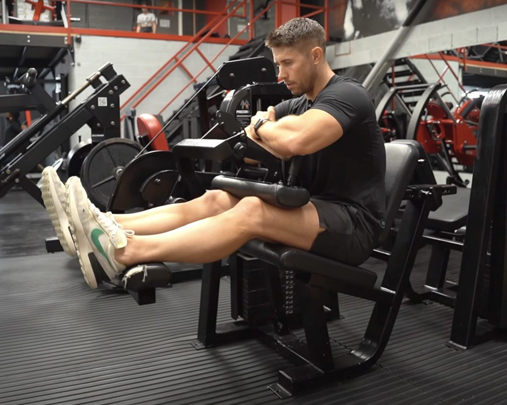 Come utilizzare la macchina per leg curl da seduti