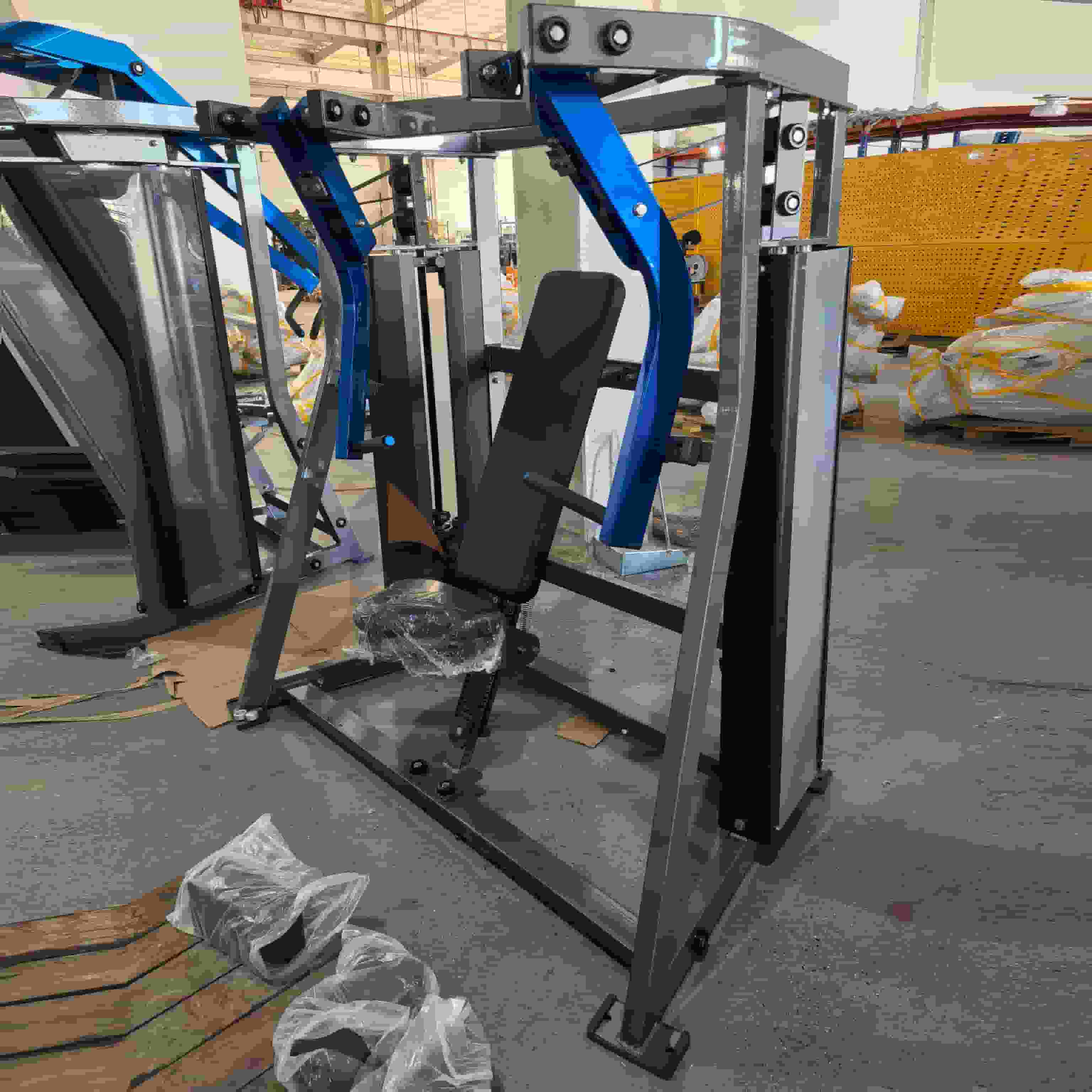 Pressa per pettorali con declino caricato con perni